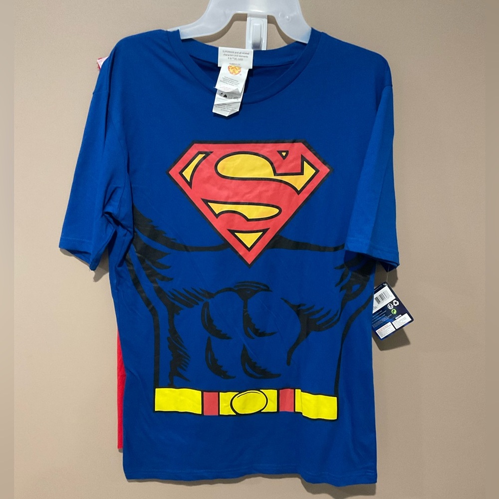 DC Superman T shirt size XL. Removable cape with Velcro.